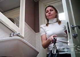 Симпатичная русская милфа писает в туалете перед камерой