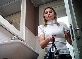 Камера снимает симпатичную женщину в туалете