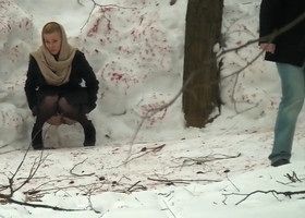 Женщина писает в зимнем парке